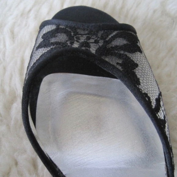 Stuart Weitzman Lace /Satin Pump - Picture 11 of 15